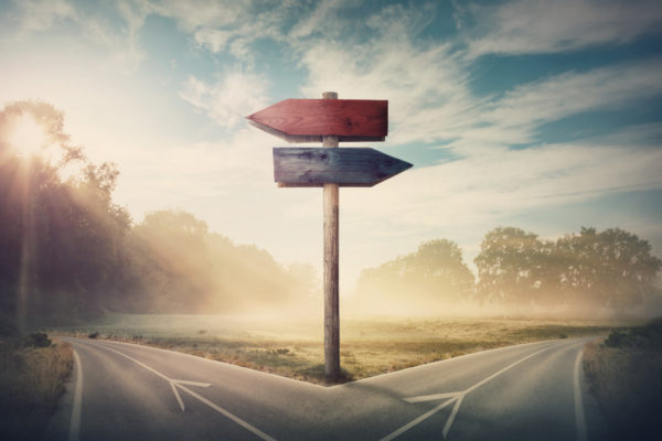 Photo d'une route qui va dans deux directions différentes