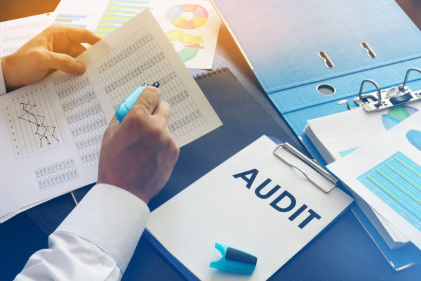 Une personne remplit un audit